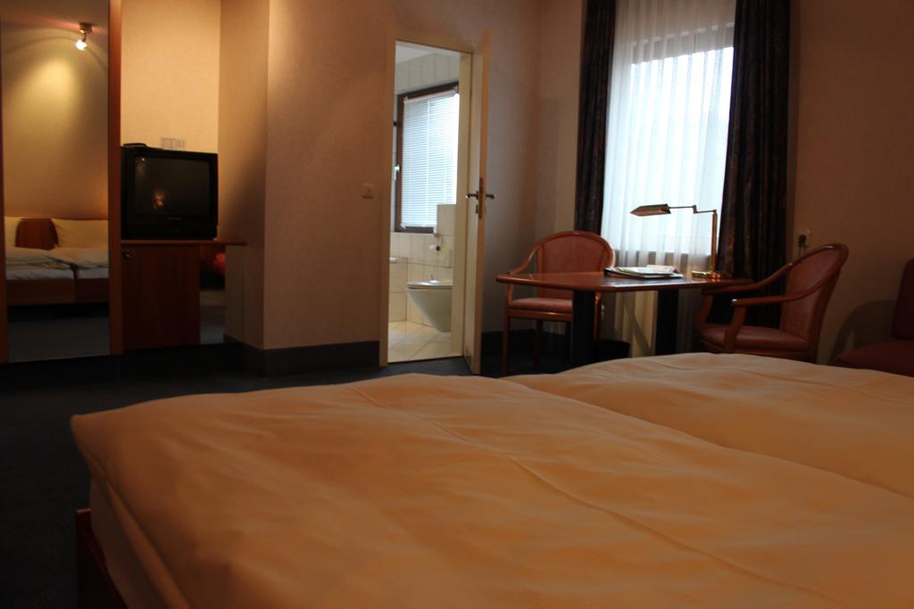 Hotel-Gasthof Die Post Brennerei Frankenhoehe Schillingsfuerst Номер фото