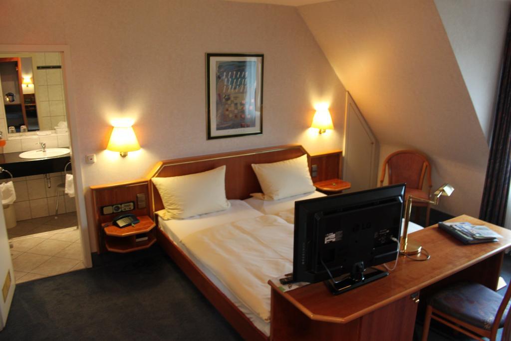Hotel-Gasthof Die Post Brennerei Frankenhoehe Schillingsfuerst Номер фото